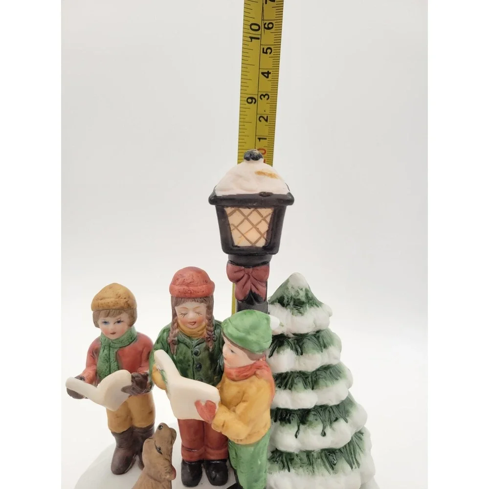 VTG House of Lloyd Carolers lighted music box plays Hark the herald angels‎ sing